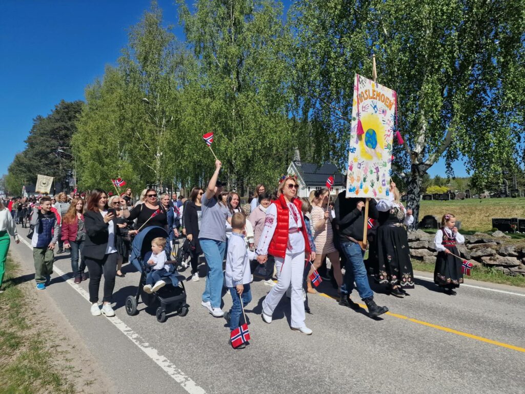 VILLE FEIRE: Flyktningene på Haslemoen ville feire Norges nasjonaldag, og ble med på barnetoget i Våler bak egen fane under årets feiring.