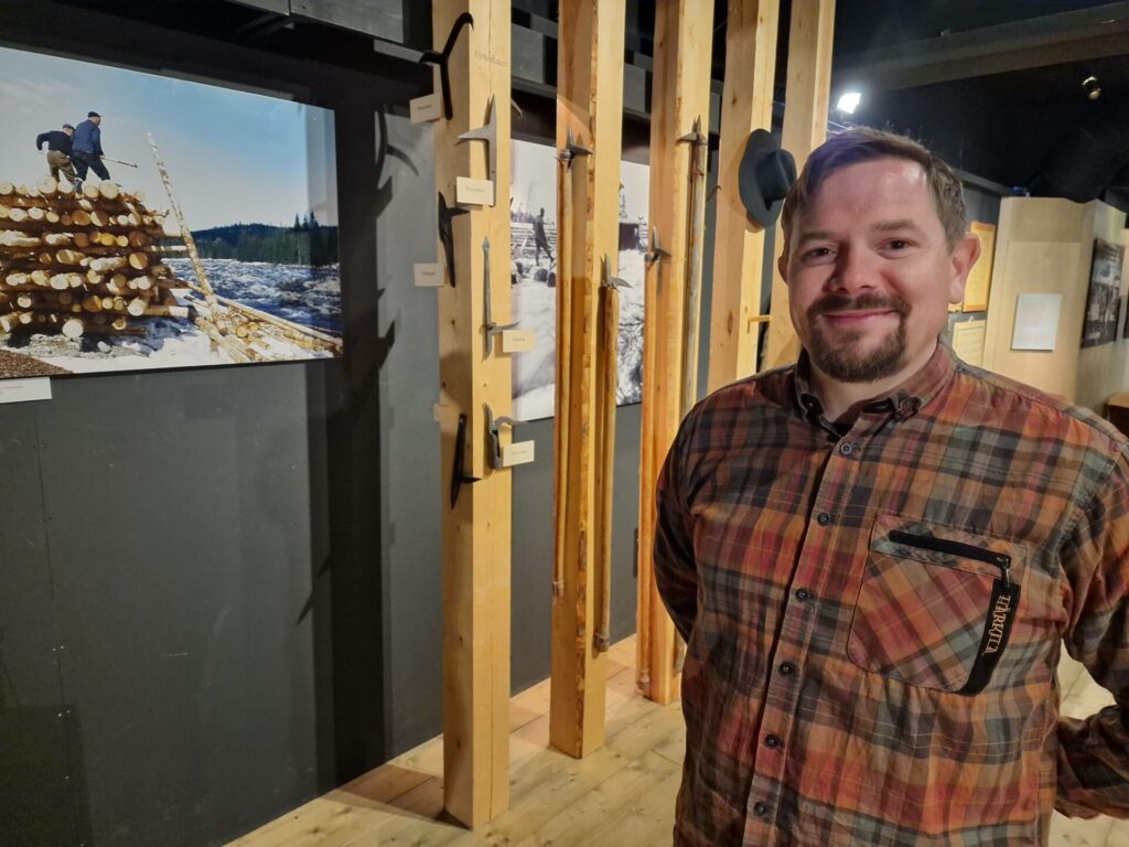 VIKTIG HISTORIE: Historikken rundt tømmerfløtingen blir viktig under familiedagen på Helgedammen lørdag. Lars Erik Rønningen står her ved én av utstillingene på Norsk Skogmuseum i Elverum.