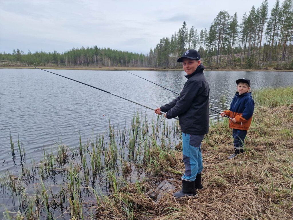 PRØVDE FISKELYKKEN: Under sesongåpningen av Opplev Kynna prøvde Casper Berntsen Kjernlie (5) og Mathias Berntsen Vermund (10) seg på fiskelykken.