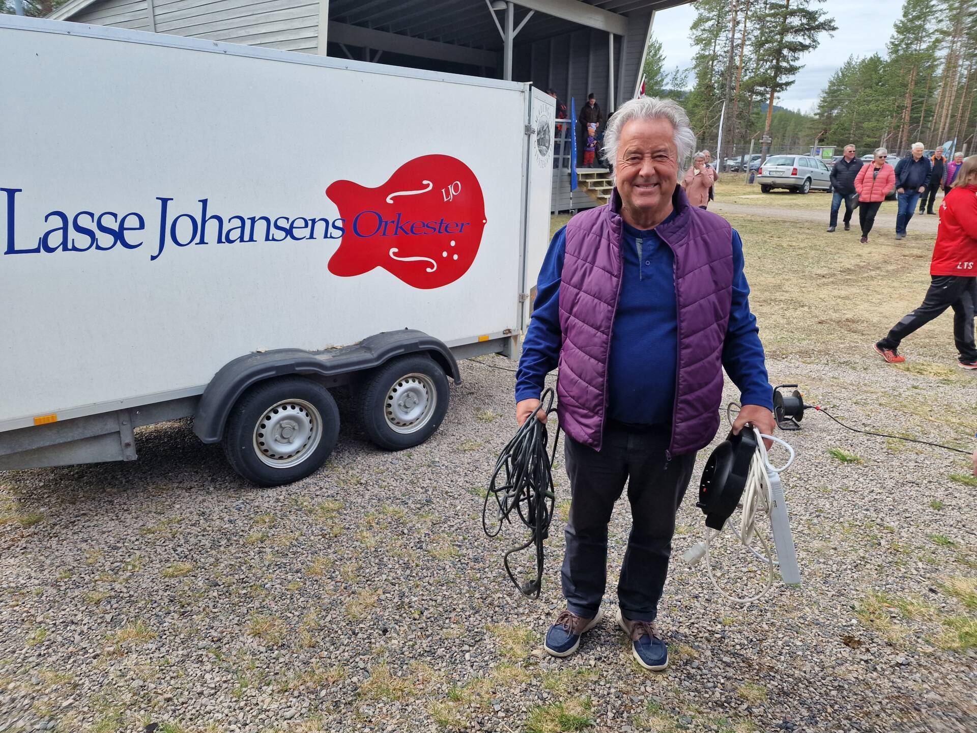 RIGGET SEG TIL: Lørdag ettermiddag og kveld var det Lasse Johansen med band som underholdt på Kynnbrua.