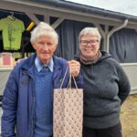 FIKK GAVE: Jan Bølla (80) fikk en symbolsk gave av Lena Jørgensen (bildet) og Liv Margrethe Rundberget for innsatsen på Kynnbrua gjennom generasjoner. Denne våren har han lagt nytt tak.