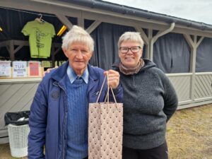 FIKK GAVE: Jan Bølla (80) fikk en symbolsk gave av Lena Jørgensen (bildet) og Liv Margrethe Rundberget for innsatsen på Kynnbrua gjennom generasjoner. Denne våren har han lagt nytt tak.