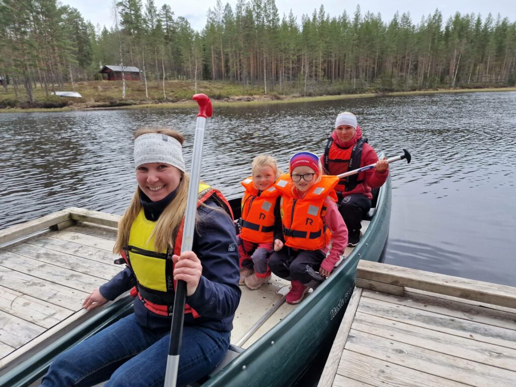 UT I KANO: Kristina Karlsson (foran), Stina Vermund (5), Cornelia Vermund (8) og Julia Vermund benyttet anledningen til å ta seg en kanotur under sesongåpningen.