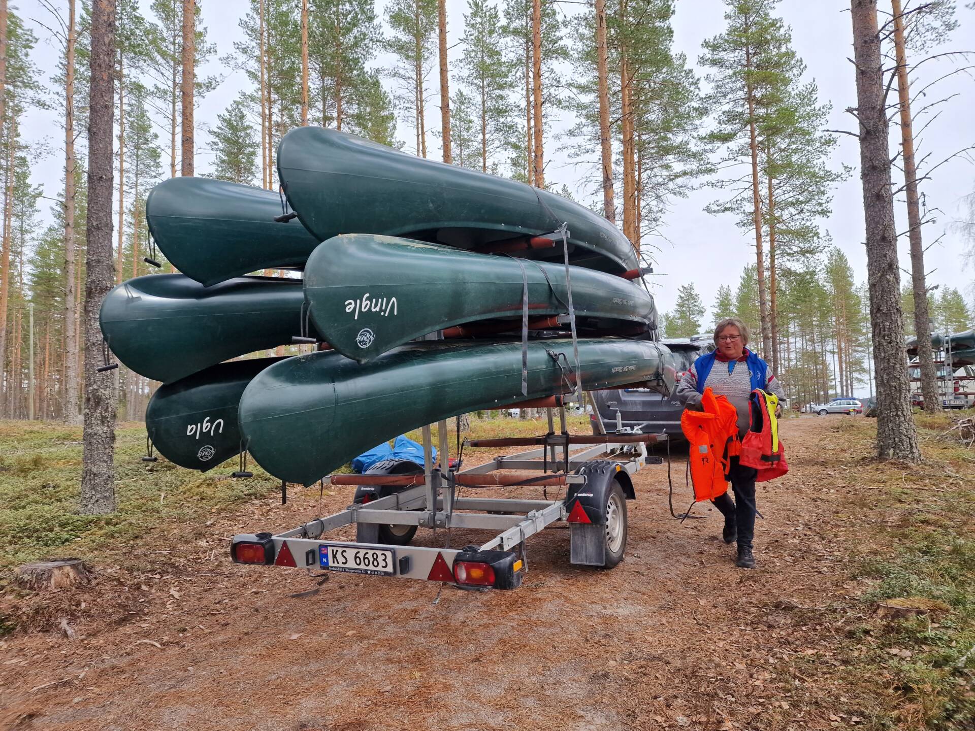 FULL RULLE: Liv Margrethe Rundberget hadde en travel dag med å få folk avgårde i kanoer.