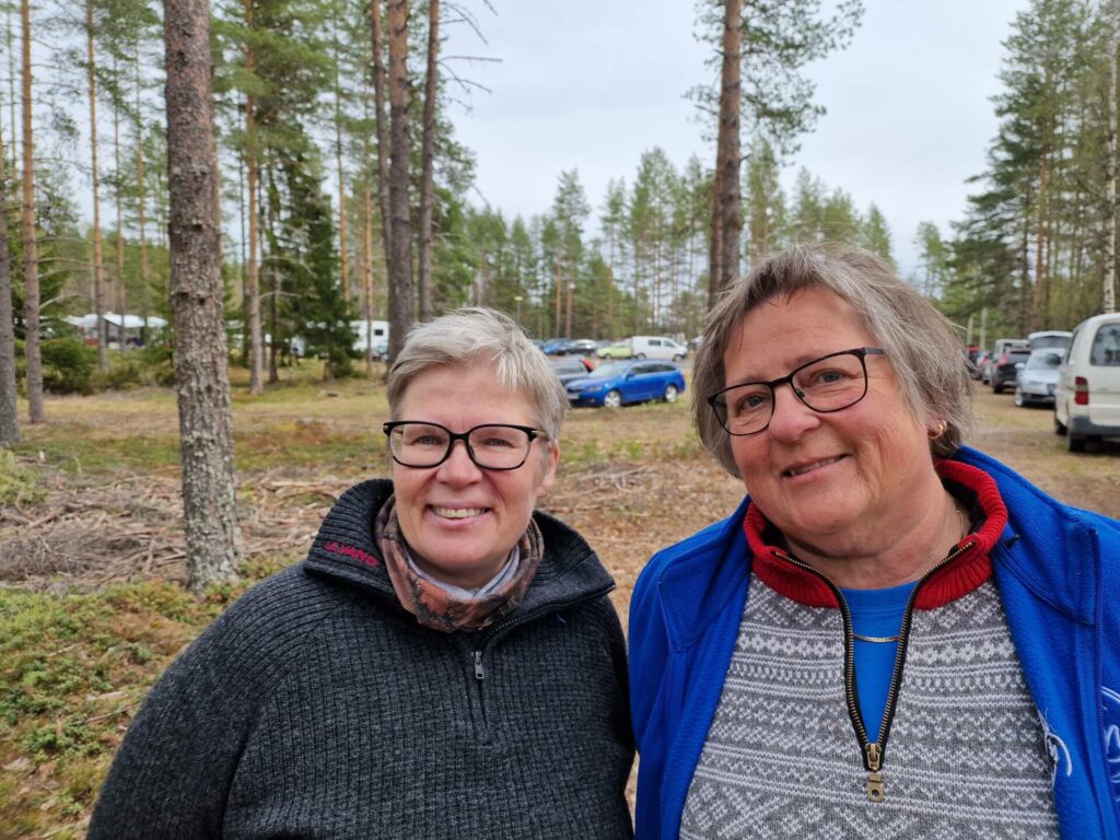 GIKK «ALL INN»: Lena Jørgensen (til venstre) og Liv Margrethe Rundberget bestemte seg før jul for å starte en innsamling for og redde festplassen. Nå kan de konstatere at festplassen skinner igjen, og under Opplev Kynna-åpningen var det også meget bra besøk.