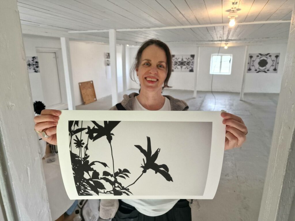 STILLER UT: Cicilie Risåsen er én av de 34 kunstnerne som deltar i årets kunstfestival i Våler. Her er hun i gang med riggingen hjemme i Midtsundstad Kunsthall.