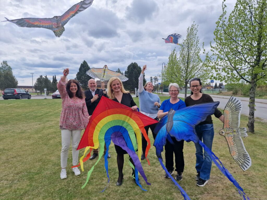 TESTING PÅGÅR: Nina Aaser Damhaug (fra venstre), Runar Olsen, Hilde Vatnar Olsen, Ann Kristin Botten Øwre, Tove Strand og Linda Merete Lie prøvde ut drager i forkant av Dragefestivalen. Bak arrangementet står Lørdagsklubben og menighetsrådene i Åsnes.