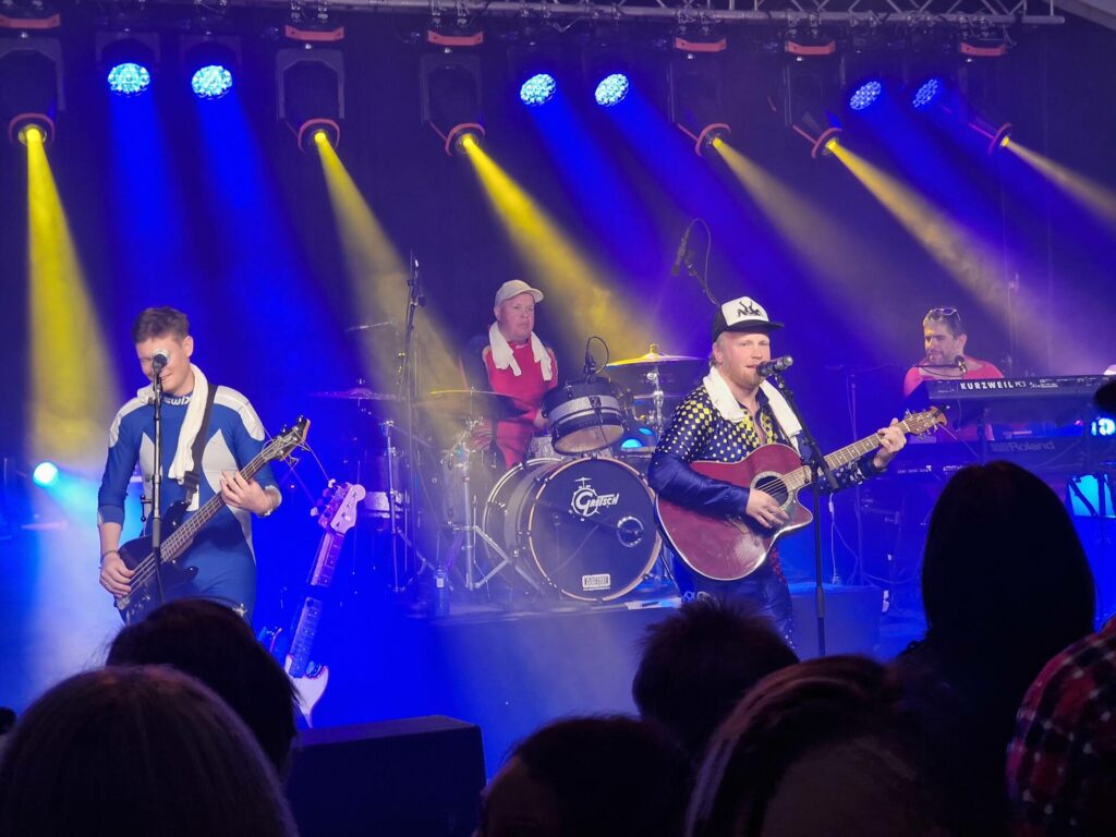 PÅ SCENA IGJEN: Breie Baller gjorde for anledningen et lite comeback. Fra venstre ser vi Emil Rundberget, Stian Lauten, Emil Myrvang og Mats Fjeldseth. Simen Myrvang havnet utenfor kameralinsa.