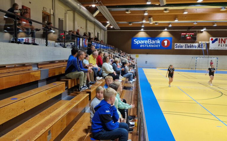 MANGE KOM: Med rundt 150 publikummere i Åsneshallen var arrangørene godt fornøyd med oppmøtet på mandagens showkamp.