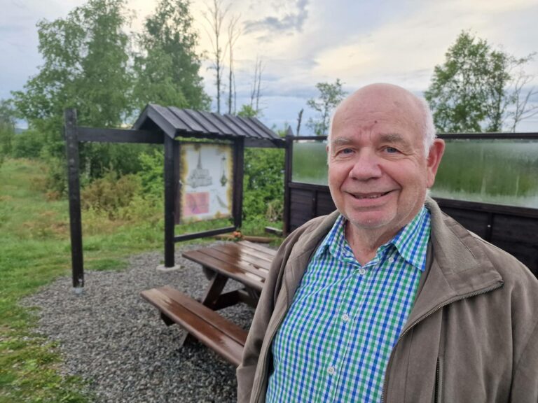 HISTORISK MARSJ: Stein Briskerud i Grue Rotary Klubb håper mange blir med på den historiske marsjen 1. pinsedag. Den starter ved nye Grue kirke, og avsluttes her ved minnesmerket etter den gamle.