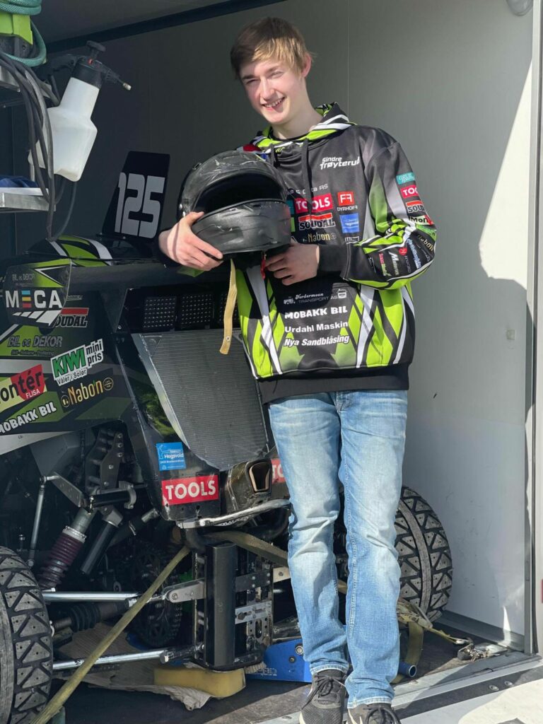 JUBILERER: I år er det 10 år siden Sindre Trøyterud begynte å kjøre Crosskart. De siste tre sesongene har han kjørt Crosskart Xtreme. Foto: Privat.