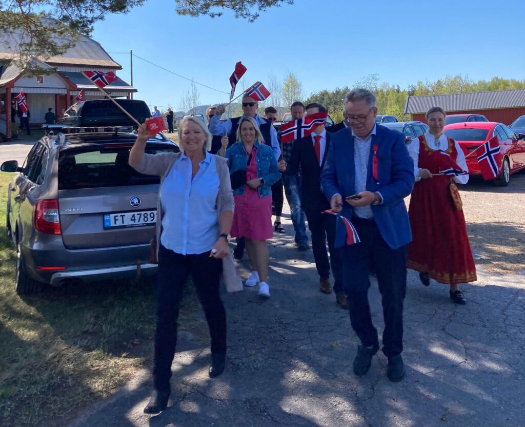 GIKK I TOG: Fra Braskereidfoss sentrum til Vidarvoll gikk det også tog på nasjonaldagen. Her anført av Sissel og Bjørn Terje Rendalen. Alle foto: Privat.