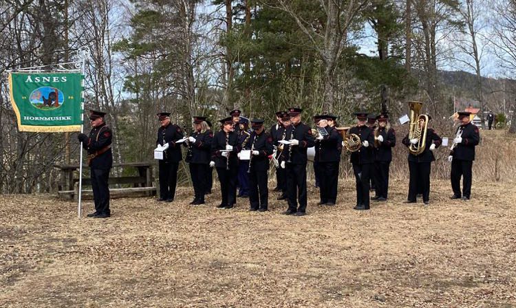 HOLDT TAKTA: Åsnes Hornmusikk var selvsagt på plass i 1.-maitoget. Her fra Utsikten på Flisa. Foto: Anne-Lena Brustad.