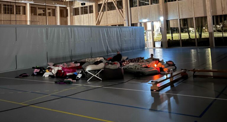 FØRST UT: De 17 spillerne på Vaaler IF Håndball jenter 10 ble de første til å overnatte i den nye aktivitetshallen i Våler.