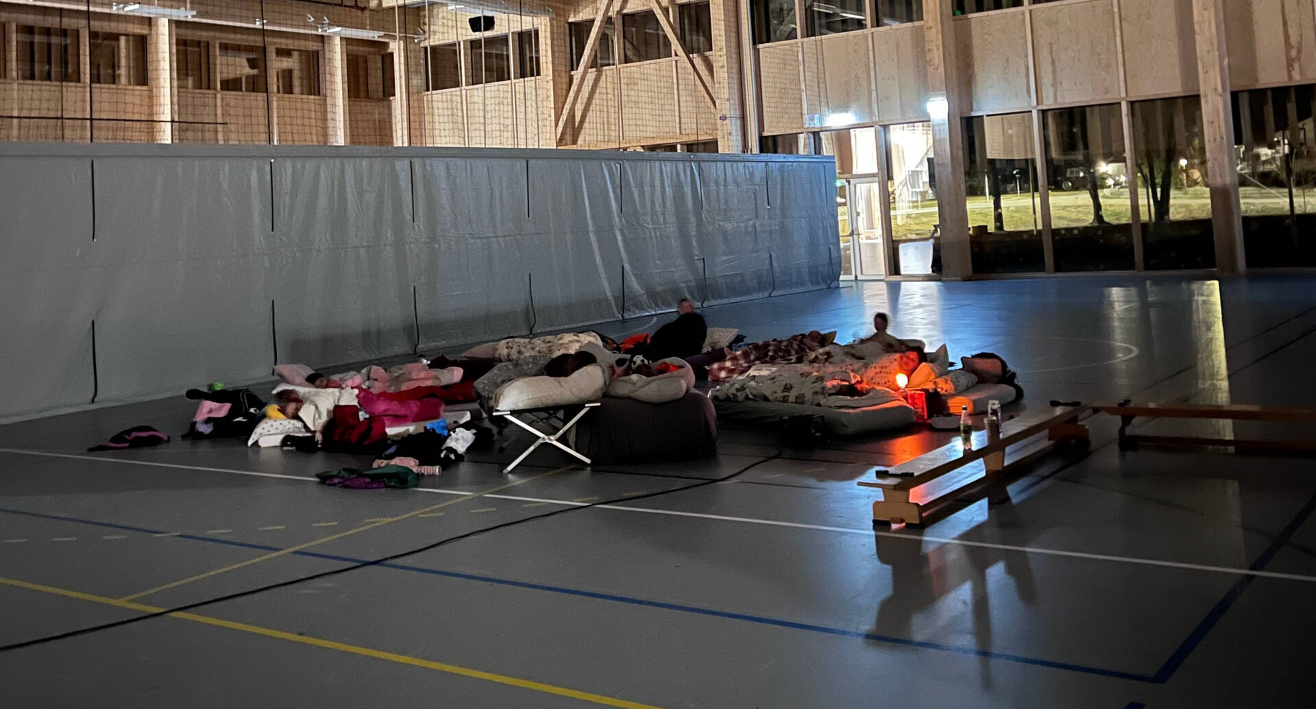 FØRST UT: De 17 spillerne på Vaaler IF Håndball jenter 10 ble de første til å overnatte i den nye aktivitetshallen i Våler.