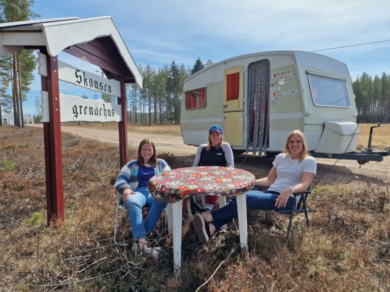 FIKK VILJA SI: Før Helt Ville Dager 2020 hang Karoline Grenberg (fra venstre), Silje Syvderud og Sandra Syvderud opp banner på Skansen med påskriften «La campen bestå!!!». Slik ble det også. Her er de på prøvetur med vogna i god tid før årets utgave av Helt Ville Dager.