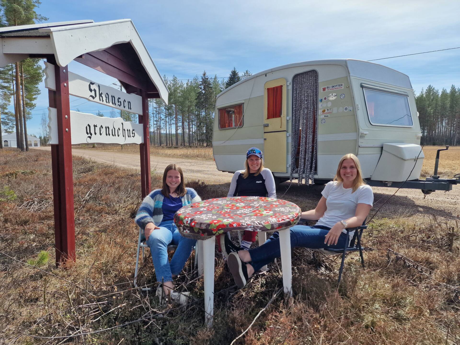 FIKK VILJA SI: Før Helt Ville Dager 2020 hang Karoline Grenberg (fra venstre), Silje Syvderud og Sandra Syvderud opp banner på Skansen med påskriften «La campen bestå!!!». Slik ble det også. Her er de på prøvetur med vogna i god tid før årets utgave av Helt Ville Dager.