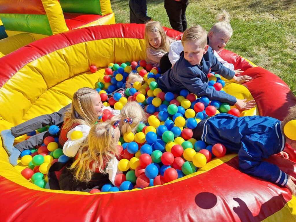 LEK OG MORO: Nasjonaldagen hos Solør Montessori er selvsagt gjevest for de minste. Her er det lagt opp til en del lek og moro, som andre skoler og barnehager bare kan drømme om. Sånn som denne lille ballbingen. Alle foto: Solør Montessori.