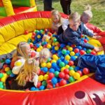 LEK OG MORO: Nasjonaldagen hos Solør Montessori er selvsagt gjevest for de minste. Her er det lagt opp til en del lek og moro, som andre skoler og barnehager bare kan drømme om. Sånn som denne lille ballbingen. Alle foto: Solør Montessori.