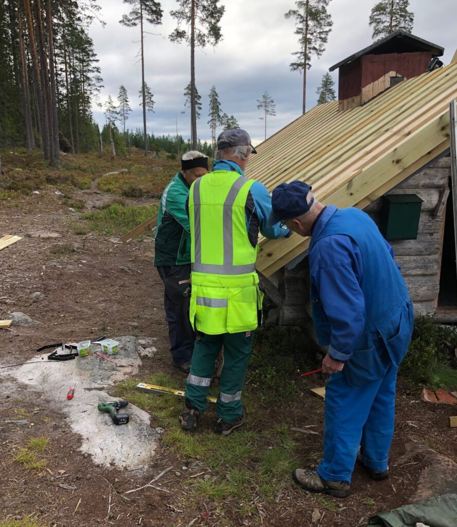MYE JOBB: Uten bilveg ble det en stor jobb å restaurere hytta. Materialer og grus ble fraktet på vinteren med snøscooter.