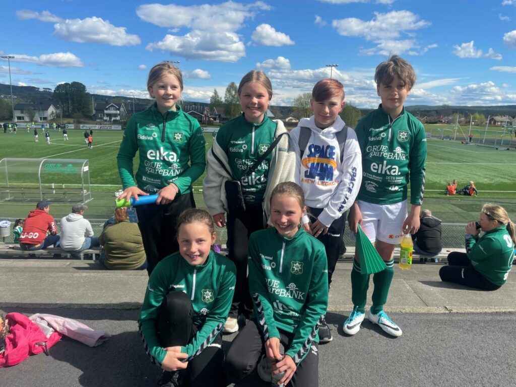 GLADE FOTBALLSPILLERE: Thea (fra venstre), Tindra, Leon, Ludvik, Hedda og Eline var blant dem som hadde møtt opp på fotballens dag.