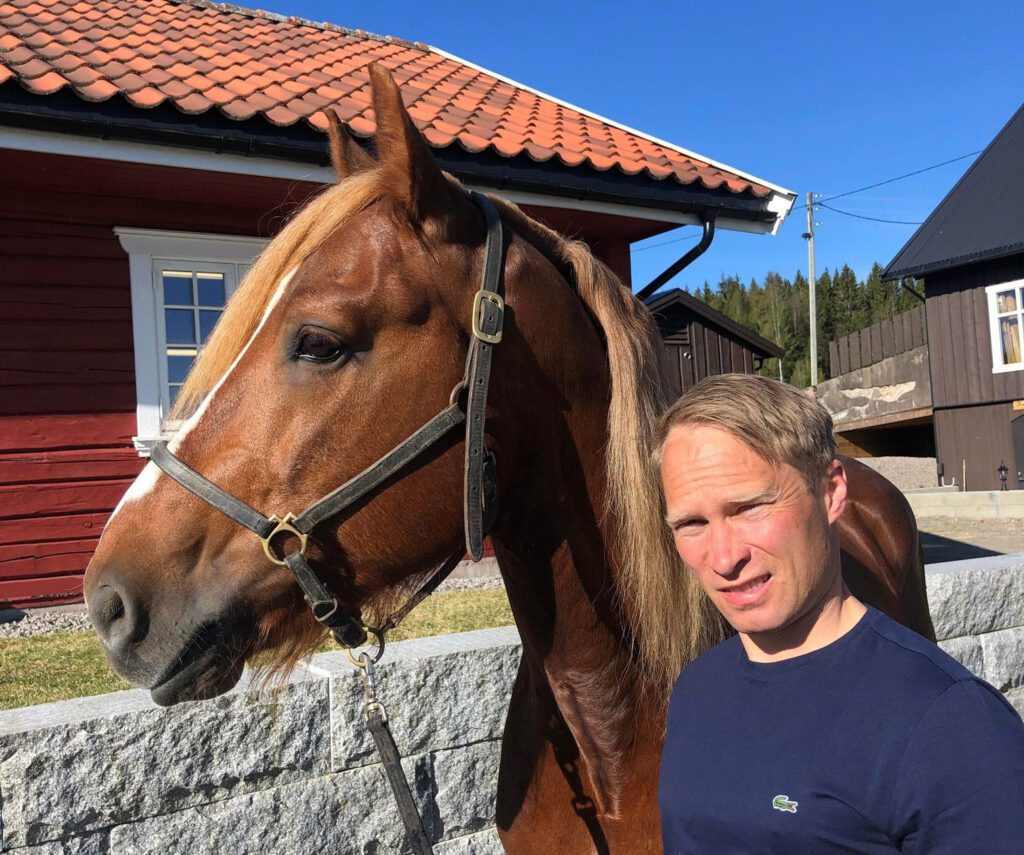 EGEN DAG: Hesten får sin egen dag på Nøkleberget travbane lørdag. Daniel Kulblik håper mange kommer for å bli med.