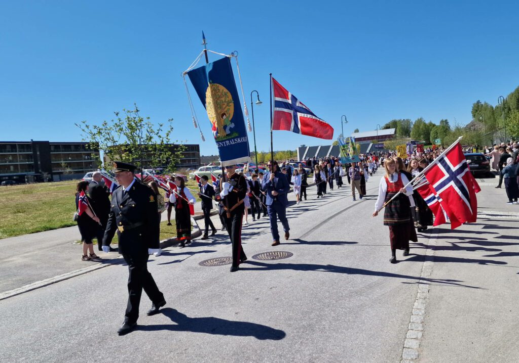 FØRTE AN: Tidligere var det alltid lensmann som gikk først i barnetoget på Flisa. Mathis Briskerud har fått tittelen tjenestestedsleder for Solør-politiet, men rollen er den samme. Han gikk først ut i barnetoget på Flisa. Her fra Solves gata som brått ble en mer attraktiv gate for mange.