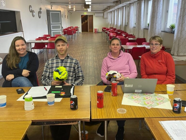 MÅ SI STOPP: Denne gangen er fotballskolen fulltegnet. Fra planleggingsmøtet tirsdag ser vi fra venstre Marte Flismyren, Simen Myrvang, Veronica Rundberget og Marianne Ramsli.