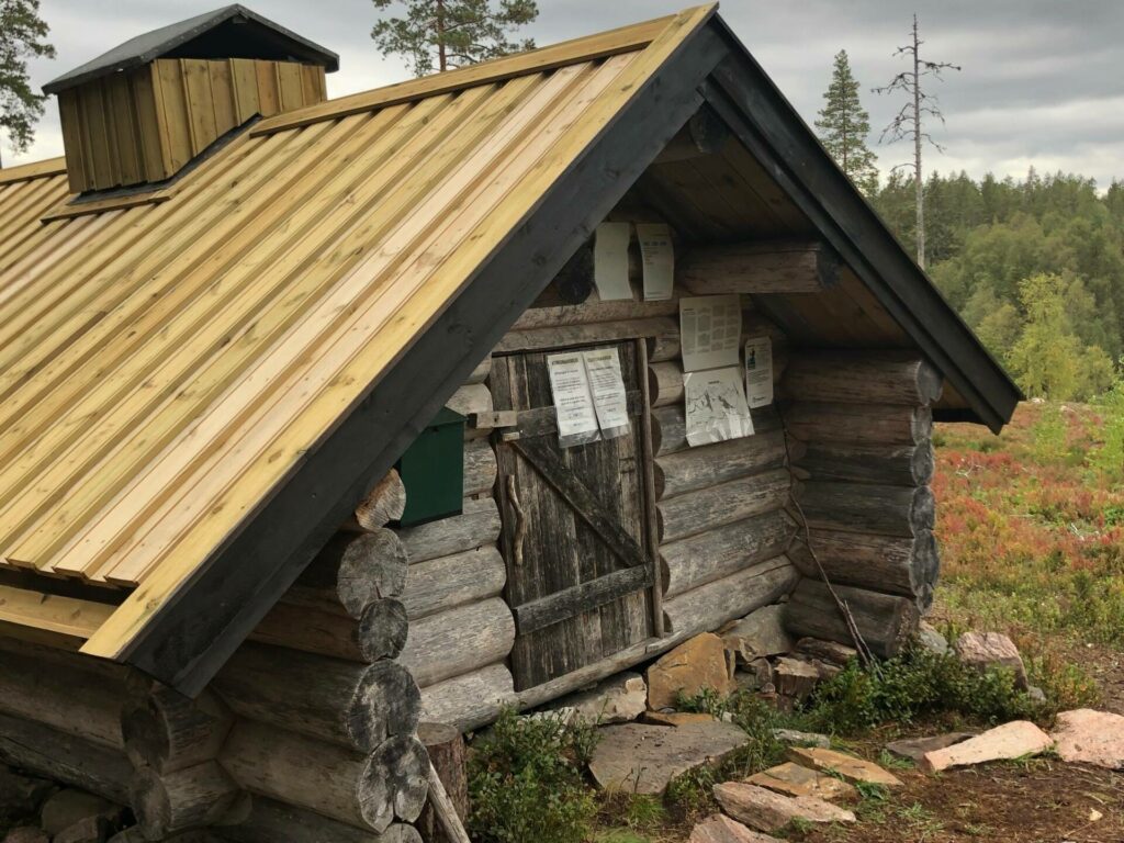 NYTT TAK: Den største jobben som er gjort er skiftet av tak. Nå holder koia i mange år igjen.