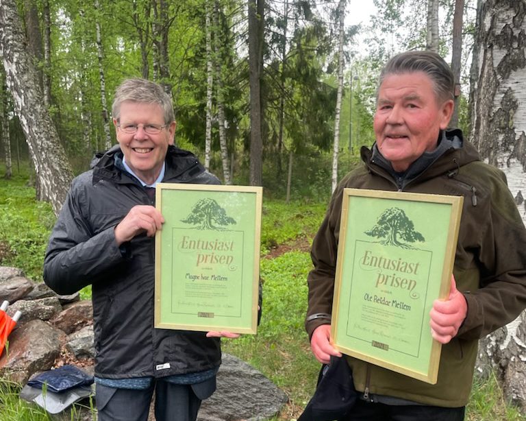FIKK PRIS: Magne Ivar Mellem (til venstre) og Ole Reidar Mellem fikk Entusiastprisen fra Grue Sparebank.