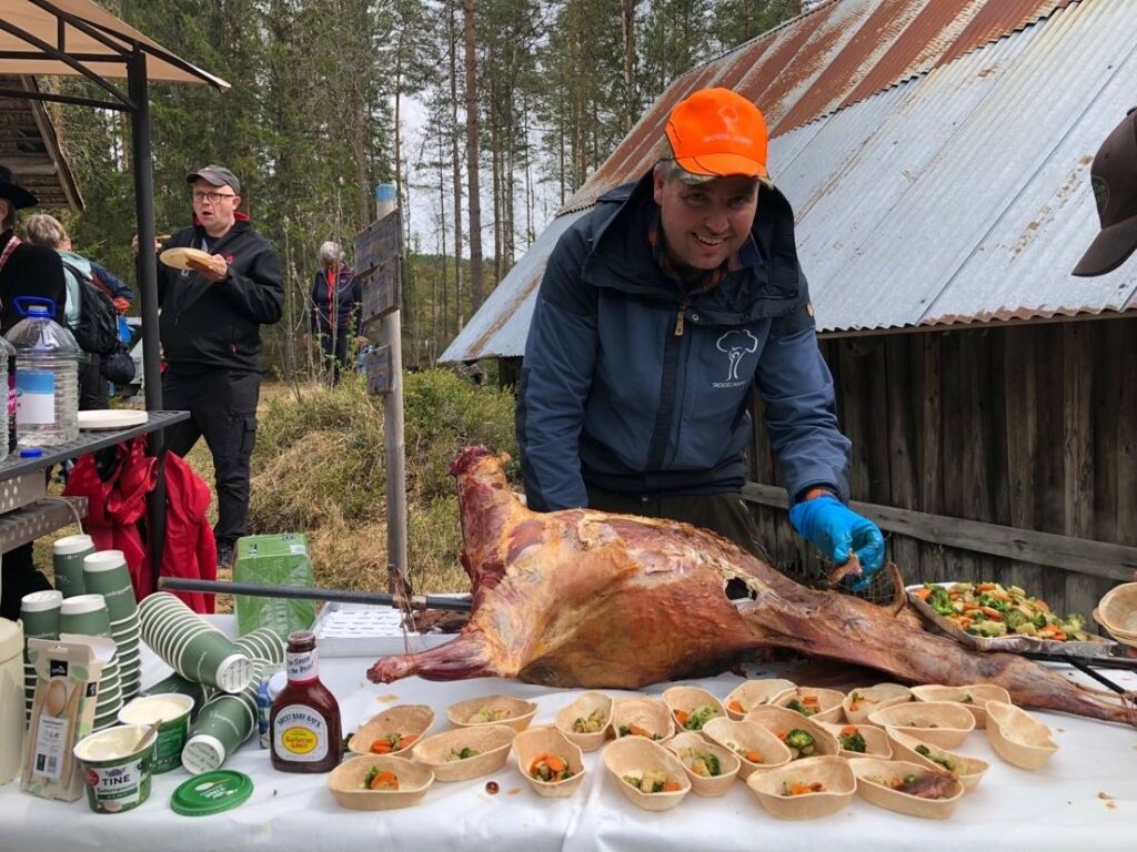 HELGRILLET LAM: Knut Arne Gjems serverer her helgrillet lam med tilbehør. Foto: Adele Dragsnes.