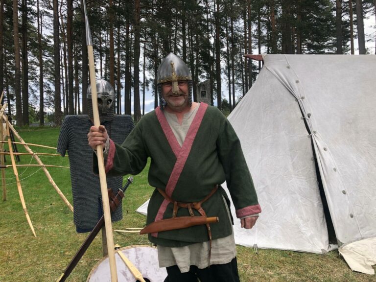 EKTE VIKINGSTIL: Karl Fredrik Libekk poserer som viking til minne om Olav den hellige. Foto: Adele Dragsnes