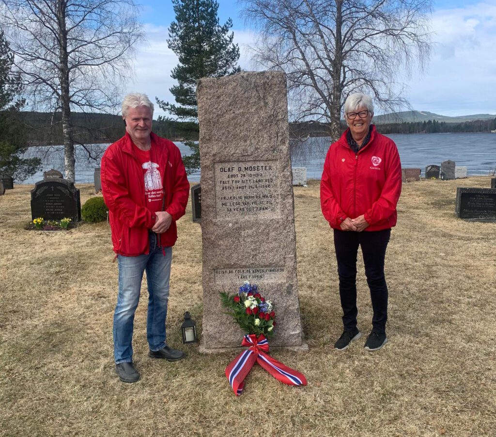 LA NED KRANSER: Nedleggelse av kranser er en viktig del av 1.-maimarkeringen i Åsnes. Her fra Vermundsjøen. Foto: Anne-Lena Brustad.
