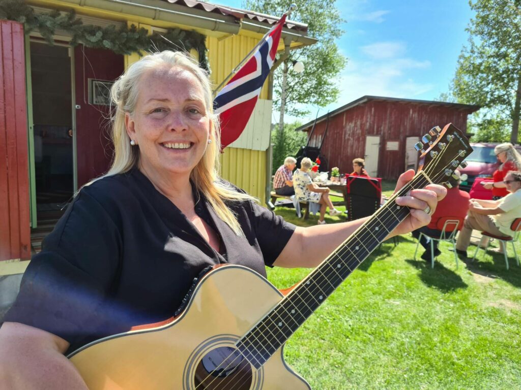 KLART FOR MARKED: Nora Pettersen i Tater-Millas venner er klar for Milla-Marked fredag og lørdag. Her bys det på servering, sang og ikke minst en god handel.