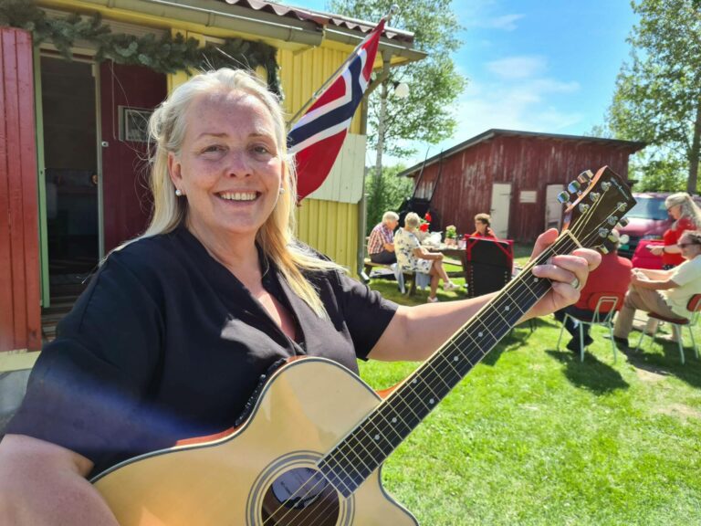 KLART FOR MARKED: Nora Pettersen i Tater-Millas venner er klar for Milla-Marked fredag og lørdag. Her bys det på servering, sang og ikke minst en god handel.