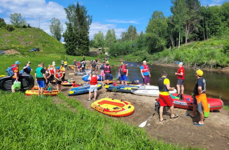 MANGE I FJOR: Det rant på bra med båter rett før starten gikk i fjor. Lørdag er det igjen dags for Gjesåsen Gummibåtrace.