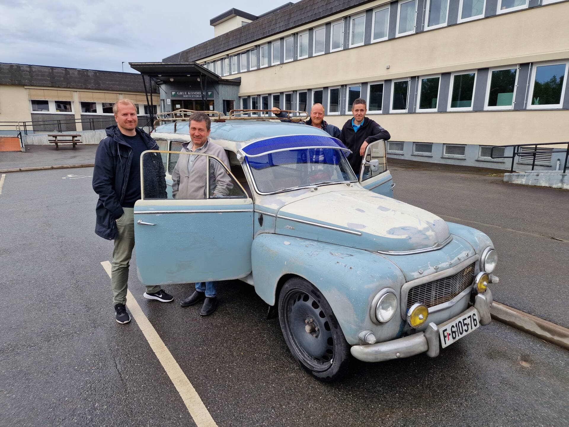 ALLE VELKOMMEN: Alle veterankjøretøy er velkommen til Kirkenær Classic Motorshow. Fra venstre ser vi Haakon Gjems, Stein Amundsen, Ole Smaaland og Rachid Imzouagh. Denne bilen er det Stein som eier.