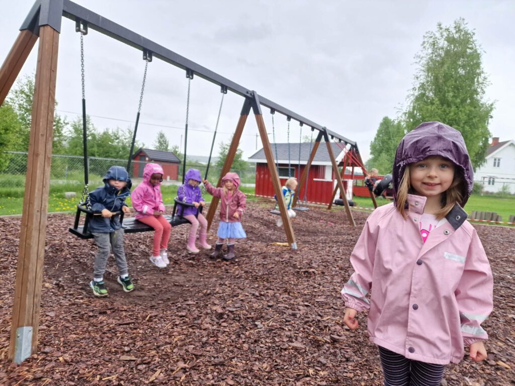 ET LØFT: Den nye huska er populær hos barna i Solungen barnehage. Ailin Johanne Østby (foran) er blant dem som bruker huska flittig. Bak fra venstre ser vi Tor Asbjørn Aker Sagen, Jilian Jeiso Kimogol, Emile Berget Korbøl og Thea Selnes Høgbrenna.