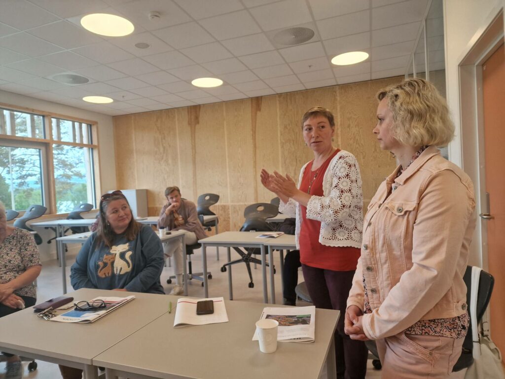 FORTALTE OM SKOLEN: Yanina Kandyba (i midten) er lærer ved den ukrainske skolen i Vålbyen, og fortalte om hvordan elever og lærere har det der. Det ved hjelp av tolk Yulia Tardel (til høyre). Marianne Åslund Brandett (sittende) jobber også ved skolen.