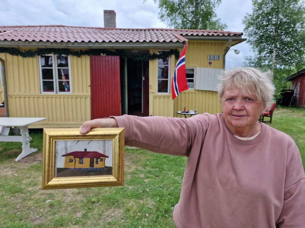 PÅ MARKED: Kari Spydevold fra Hamar har sydd bilder av Tater-Millas hus, og solgte det på Milla-Markedet i helga.