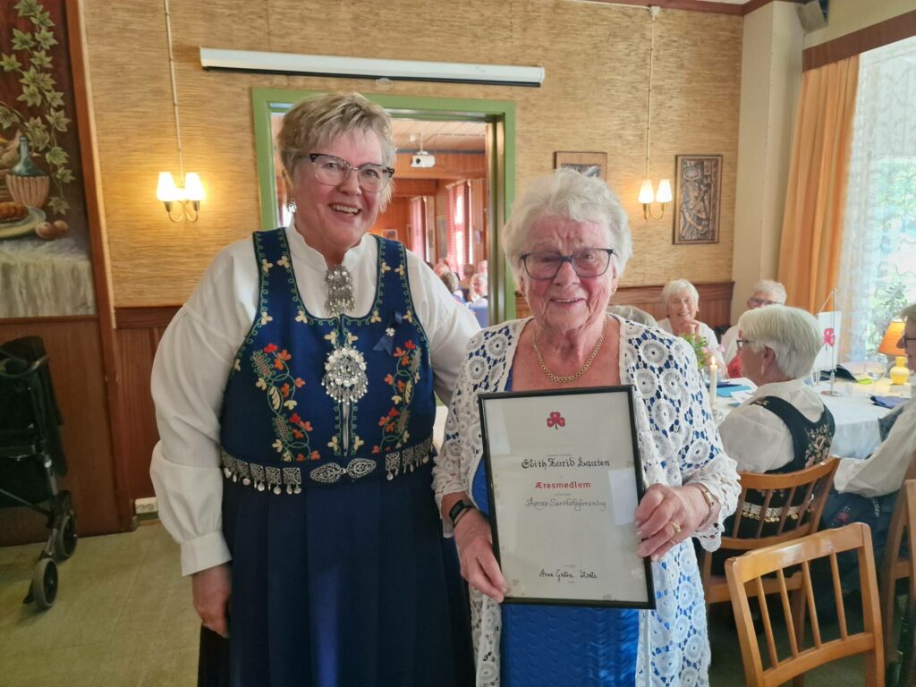 NYTT ÆRESMEDLEM: Edith Lauten (91) ble utnevnt til æresmedlem i Åsnes Sanitetsforening for 70 års medlemskap. Diplom og blomster ble overrakt av dagens leder, Anne Grethe Stræte.