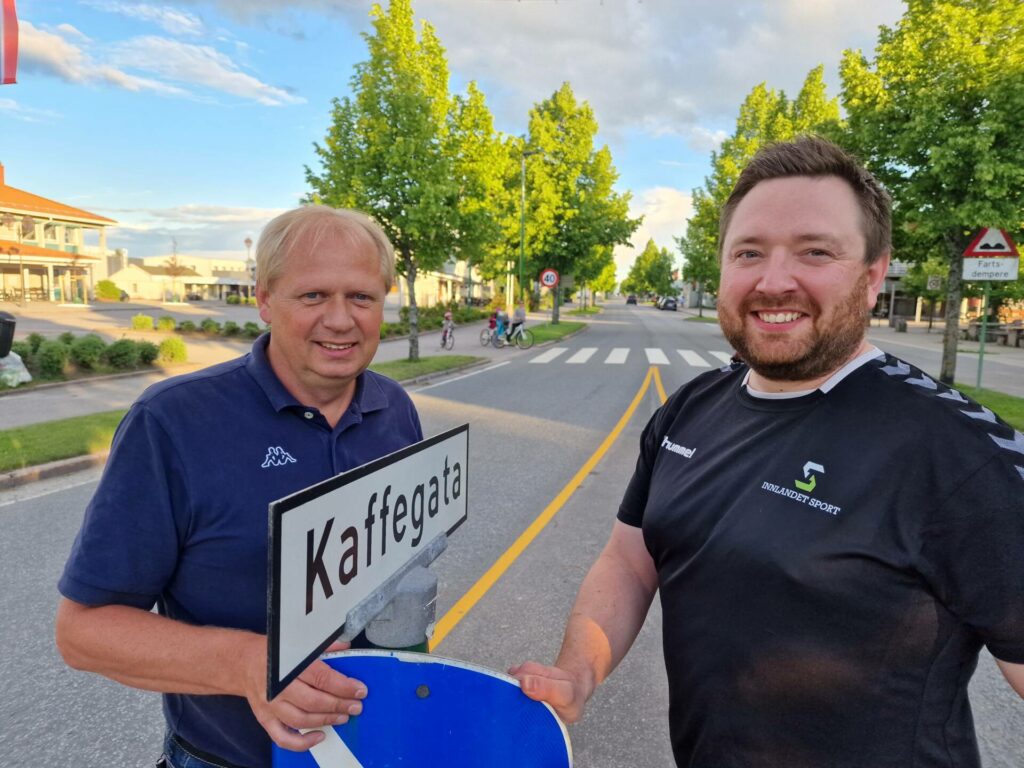 LIKE FØR START NÅ: Området i og rundt Kaffegata er klart for folkefest igjen, når SolørMart’n er tilbake i tradisjonelle rammer. Arrangementsansvarlig Odd Erland Dalen (til venstre) og handelsstandsleder Jonas Gottenborg Larsen håper mange blir med på folkefesten.