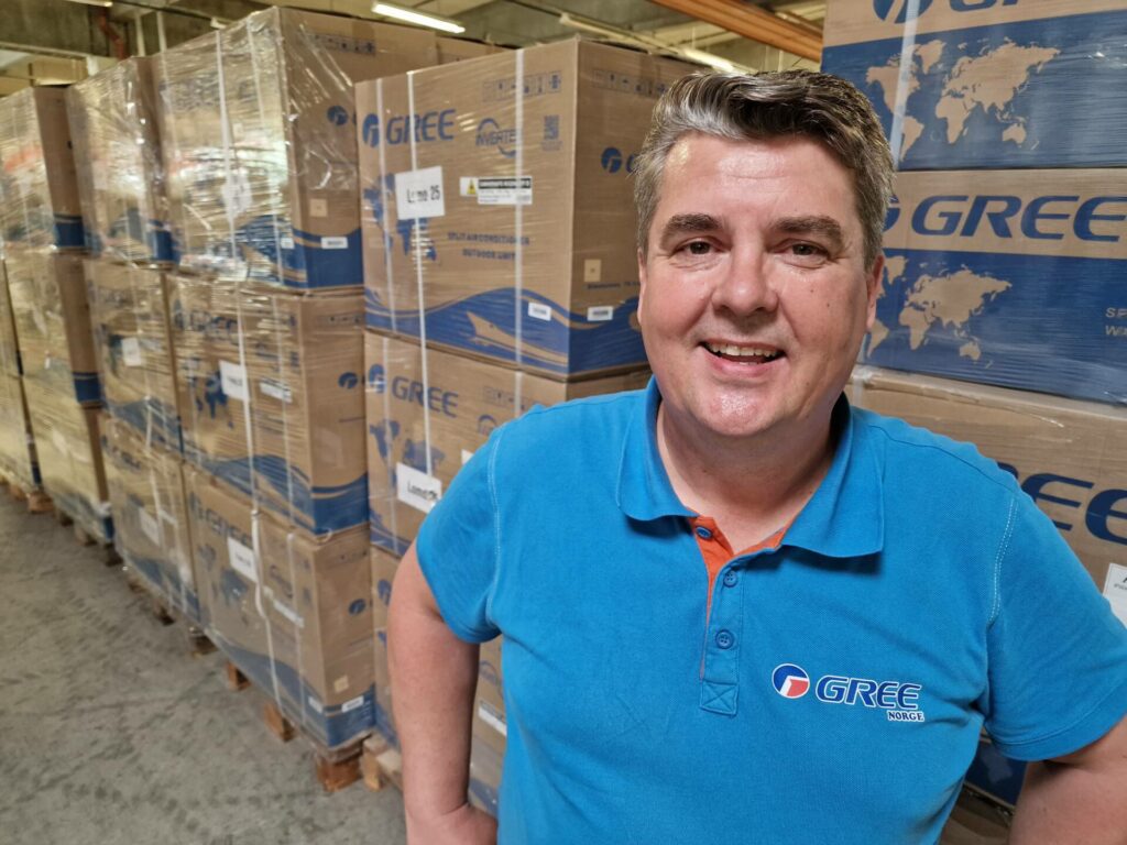 STORT LAGER: Ved Kvisle utviklingspark har Gree Norge AS etablert seg med et stort lager med varmepumper. Frank Stenberg forteller at selskapet også har lager i Haugesund og Alta.