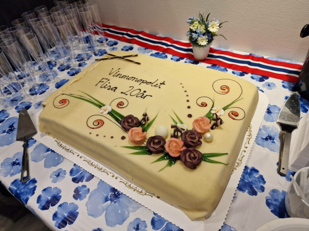 SERVERTE KAKE: I anledning jubileet ble det servert kake og alkoholfrie bobler.