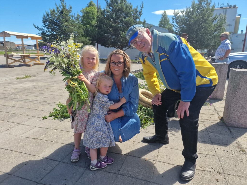 KOM MED BLOMSTER: Emeline (5) og Milea (2,5) Bjørgesæter Holter kom med markblomster til Eda-Pelle. Her sammen med mor Malene Bjørgesæter Holter.