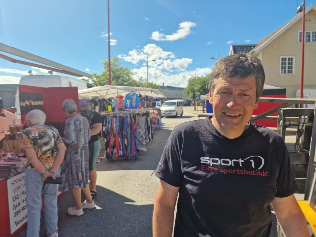 RIGGER TIL: Torsdag var riggingen i gang til helgas folkefest på Kirkenær. Stein Amundsen håper på godt oppmøte nå som værgudene spiller på lag.