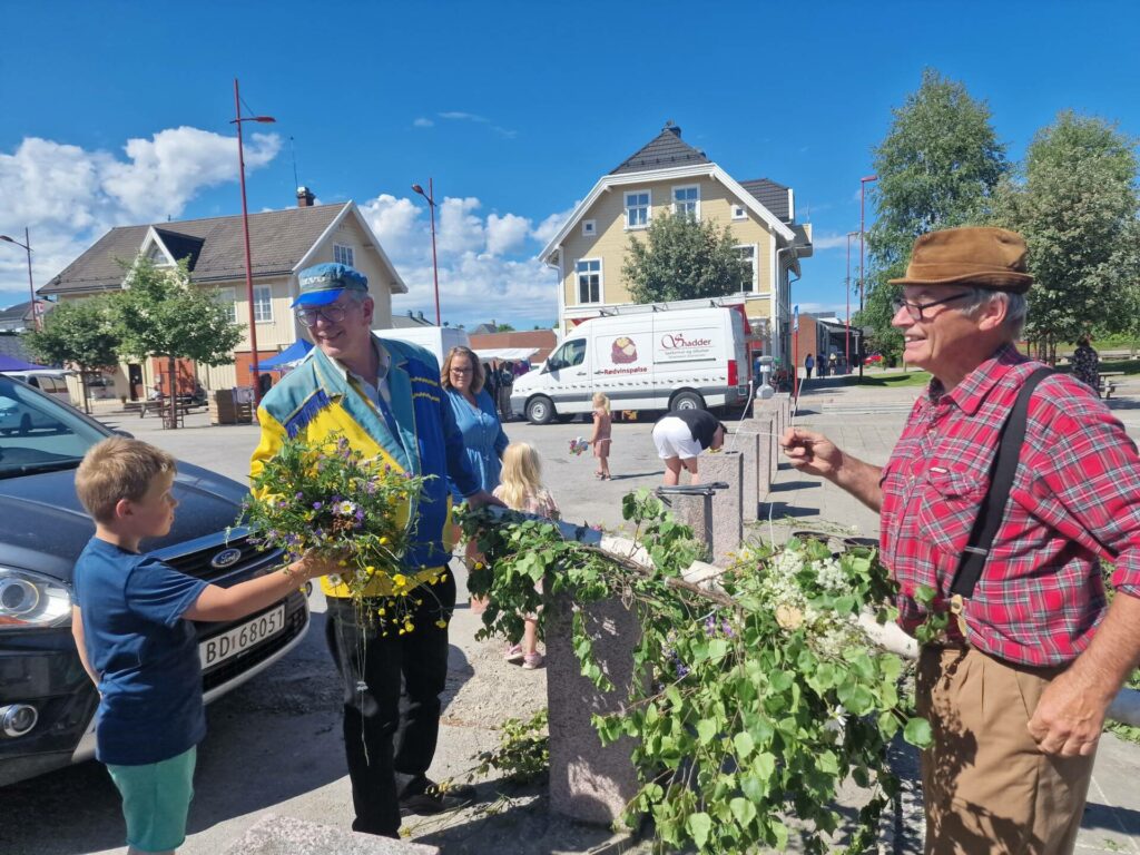 SØRGET FOR PYNT: Håvard Kristiansen (6) kom også med blomster til Eda-Pelle og Harry frå Skogen.