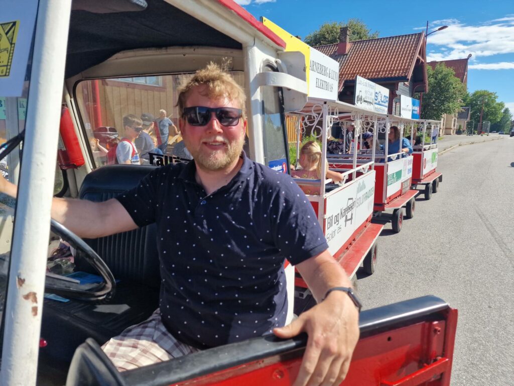 UT PÅ TUR: Tøffetoget kjører på Kirkenær gjennom hele helga. Første vakta var det Martin Midtsundstad som tok.