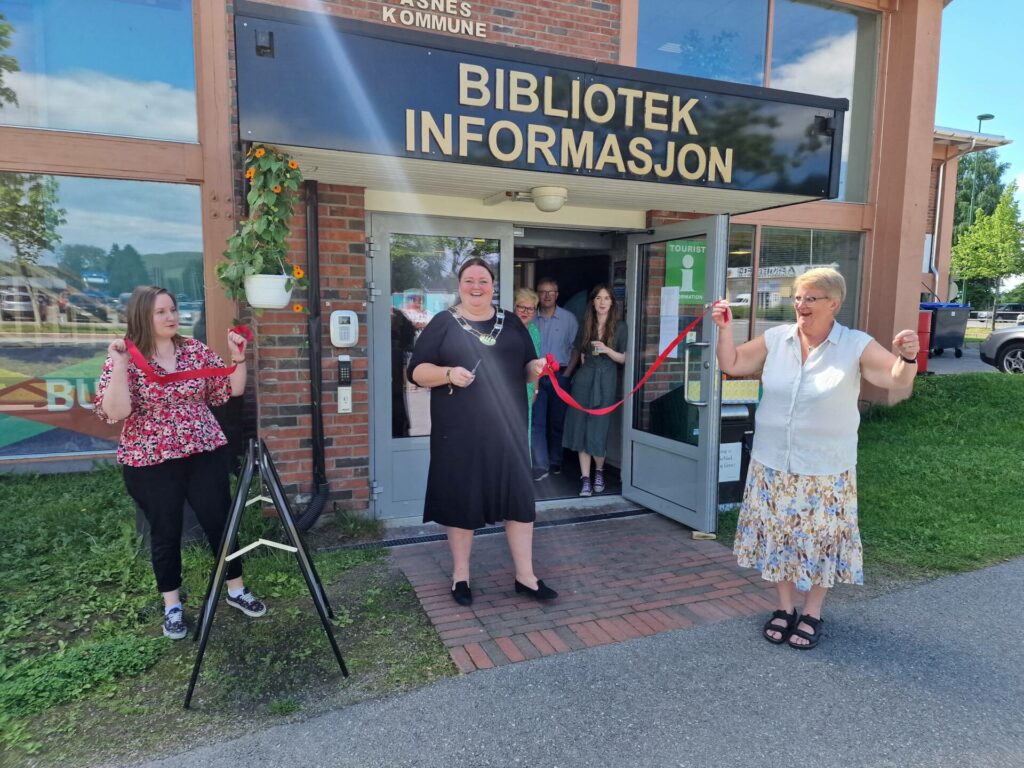 NYE TIDER: Åsnes folkebibliotek er nå offisielt åpnet meråpent. Fra venstre biblioteksjef Melissa Solvang, ordfører Kari Heggelund, Wenche Vålbekken, Odd Skramstad, Elida Inman Tjørve og Marit Rudshagen.