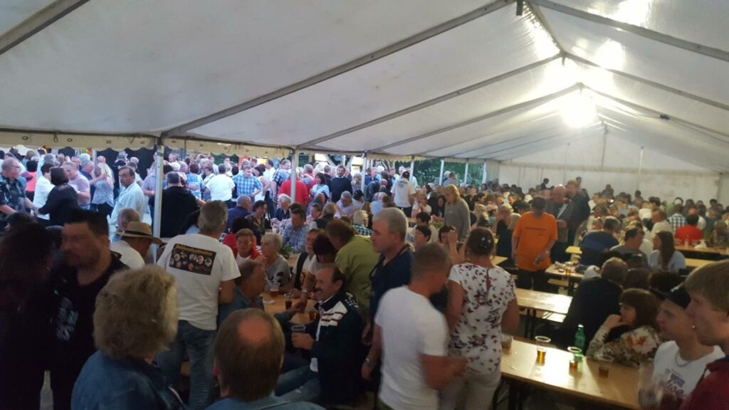 MYE FOLK: Svært mange tok turen til den første Bokkenfestivalen på Braskereidfoss i 2017.